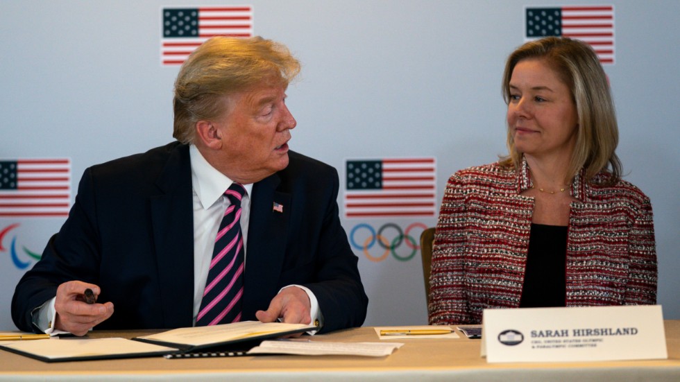 USA:s president Donald Trump och Sarah Hirshland, vd för USA:s olympiska och paralympiska kommitté, på en presskonferens i februari. Arkivbild.