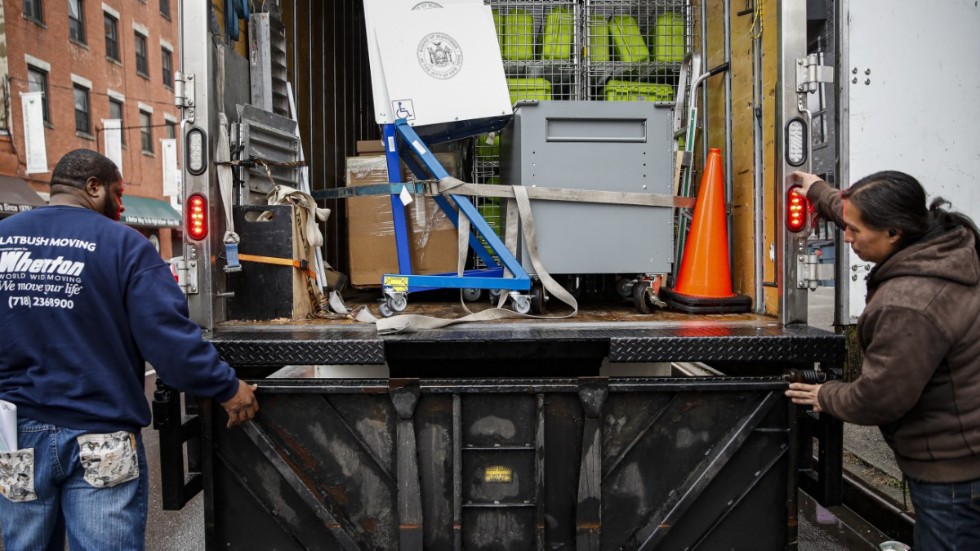 Arbetare lastar in vallokalsmaterial i en lastbil i Brooklyn i april.