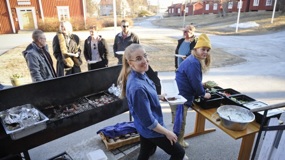 Lövångergården höll en alternativ valborgsmässoafton med uteservering, grillmeny och små eldar. Ägaren Celina Ahlback och chefskocken Cecilia Berglind stod för grillningen.