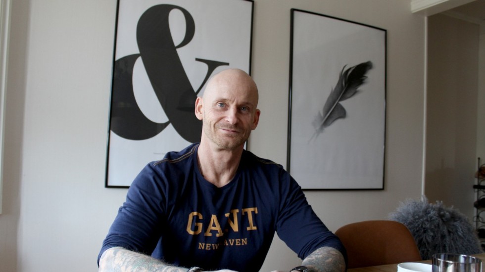 "Det enda mamma sa att jag inte fick göra när jag gick ut till sjöss när jag var 16 år, var att tatuera mig. När jag kom hem hade jag tre tatueringar." berättar Lasse Lennartsson. Sedan dess har det blivit fler.