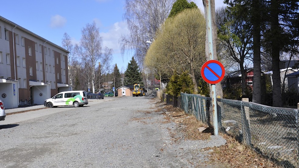 Här på Sergeantsgatan 2 sattes det upp en förbudsskylt mot parkering på ena sidan av gatan.