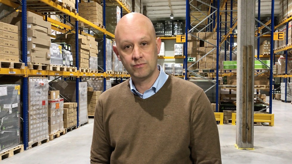 Andreas Teodorsson är platschef på Aura Light i Vimmerby. Produktionen rullar på utan nergång, men en högre frånvaro märks på grund av det nya coronaviruset.