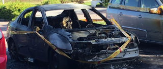 Flera bilar skadade i bilbrand i Skiftinge