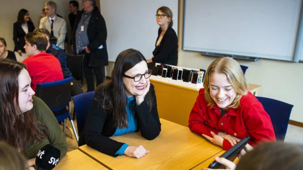 Utbildningsminister Anna Ekström (S) bör lyssna på synpunkterna från lärare, elever och skolans vardag när hon utformar regeringens proposition.