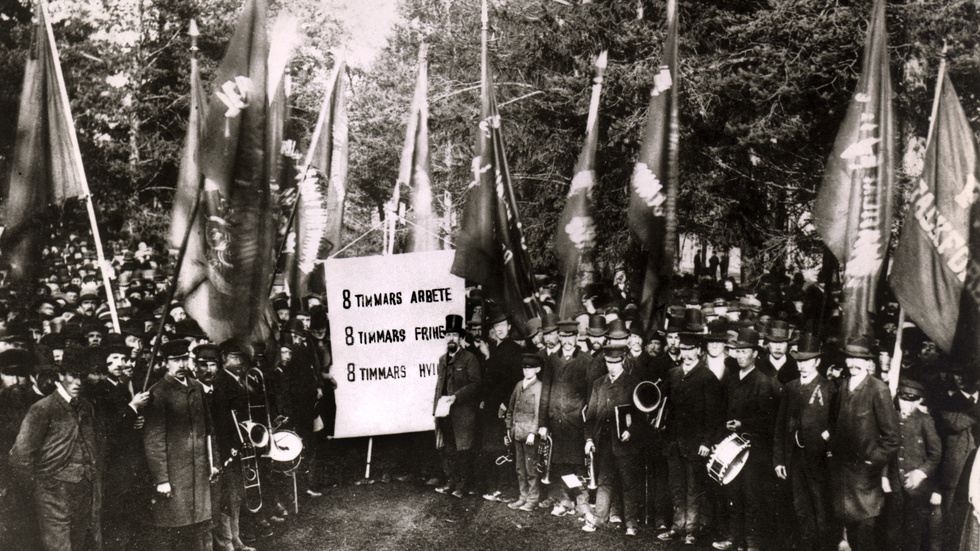 Den första förstamajdemonstrationen i Sverige 1890. I Sundsvall demonstrerade arbetare för åtta timmars arbetsdag.