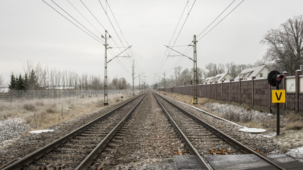 Moderaterna vill satsa tre miljarder kronor på att rusta upp svenska vägar och järnvägar, skriver Moderaterna.