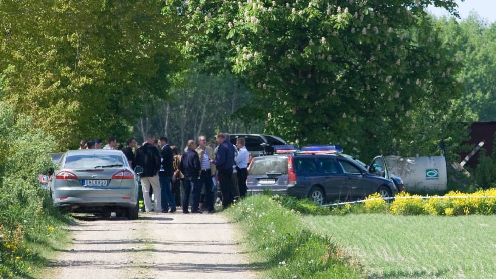 Polis vid gården när den 70-årige lantbrukaren våren 2008 hittades död i sin bostad utanför Eslöv. Arkivbild.