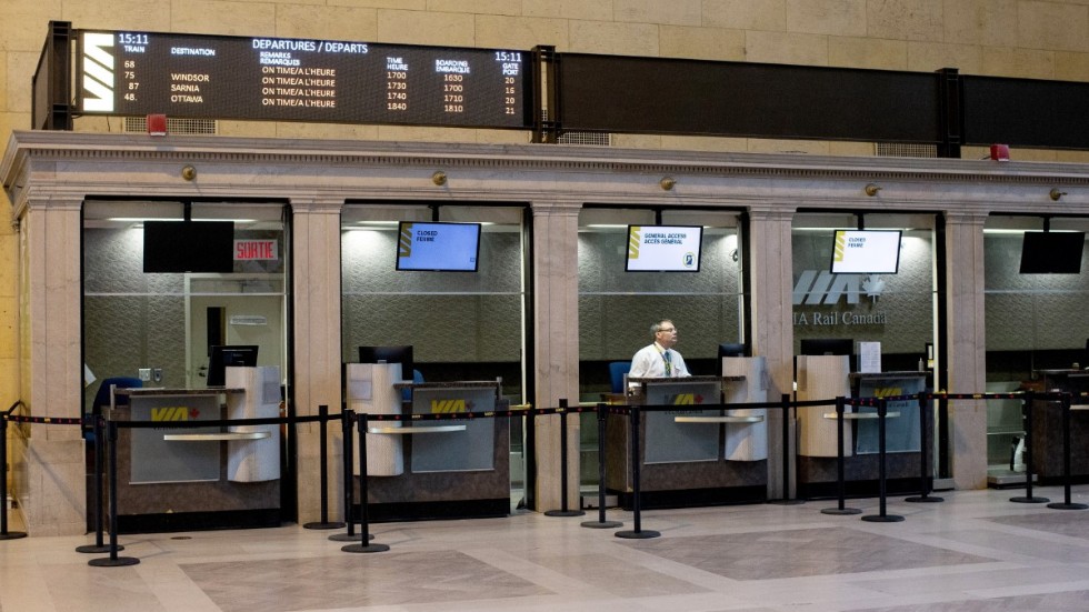 En tom biljetthall på Union Station i Toronto. Bilden är från den 28 mars.