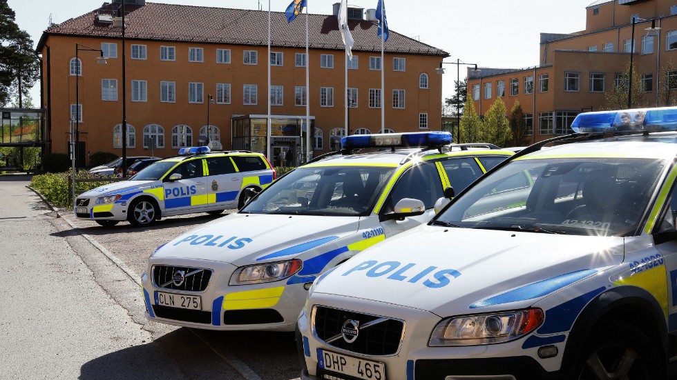 Den häktade yxmannen framförde blodiga dödshot mot poliser på arresten i Linköping.