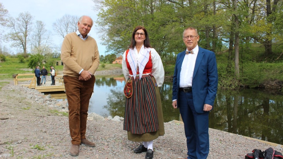 Folke Bergman är markägare vid Skedevid säteri, Camilla Egberth iförd Kindadräkten är ordförande och Nils-Ingvar Graan är vice ordförande.