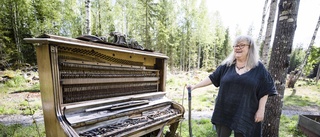 Musikarbetaren Pia Olby har ett piano i trädgården