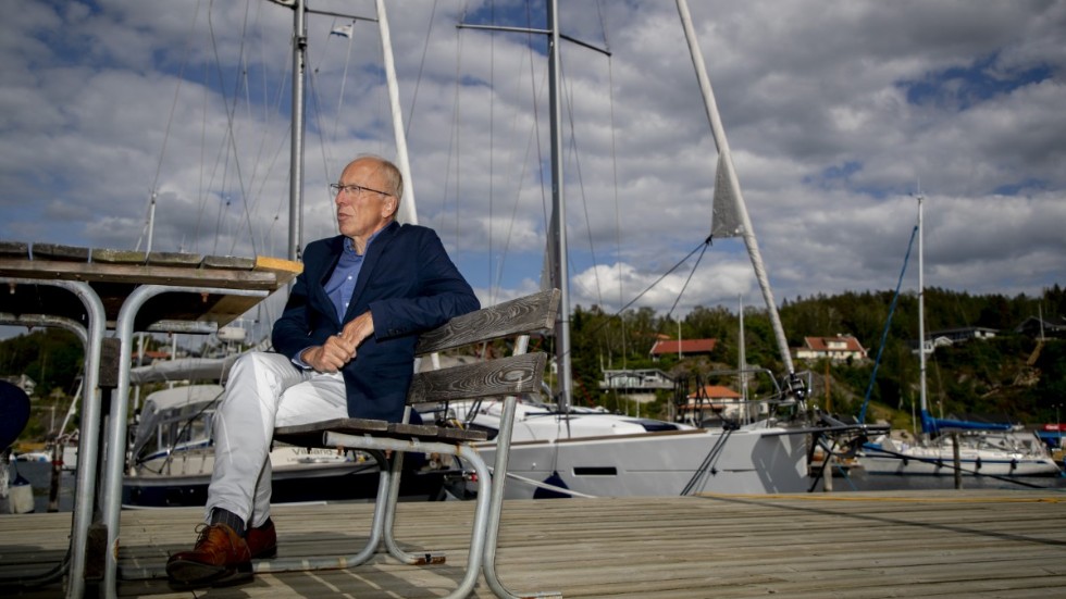 Henrik Lindh, kommundirektör på Orust, gläds åt att ön i Bohuslän kan få besökare från hela landet igen. Men kommunens nej till hemtjänst för sommargäster gäller fortfarande.