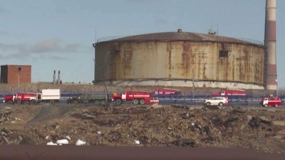 Lastbilar från ryska katastrofmyndigheten på platsen för dieselläckan i Norilsk.
