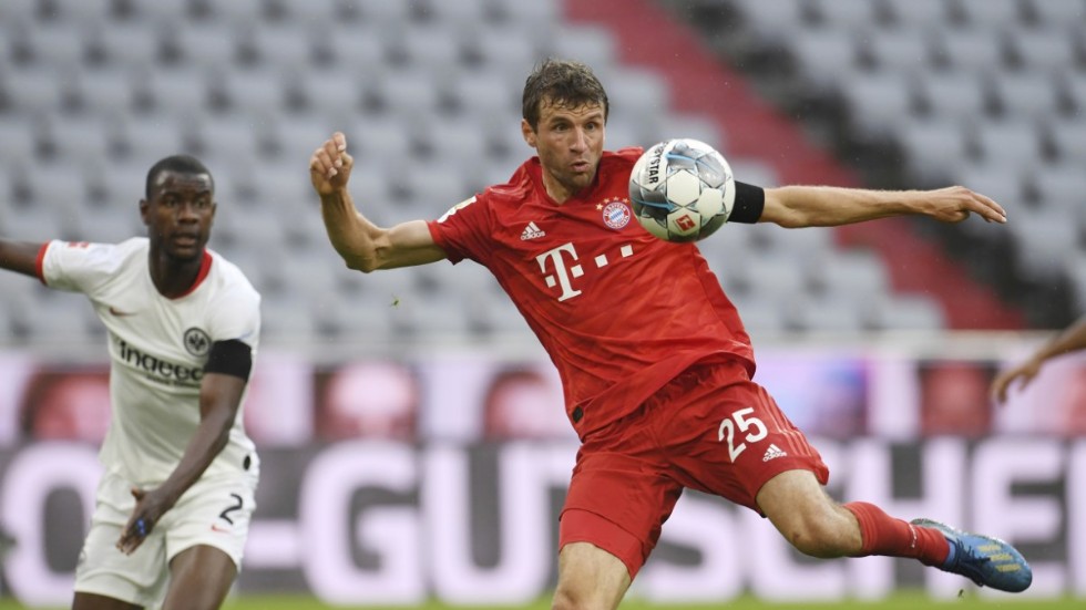 Thomas Müller och hans klubbkompisar i Bayern München har på nytt gått med på att sänka sina löner. Arkivbild.