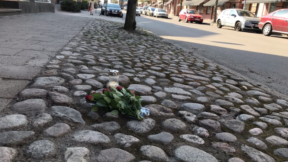 Det är fortfarande fullkomligt livsfarligt att promenera på Fredsgatans södra trottoar. Minns dödsolyckan den 25 april 2019, skriver signaturen "Vem bryr sig". Bilden är från olycksplatsen 2019.