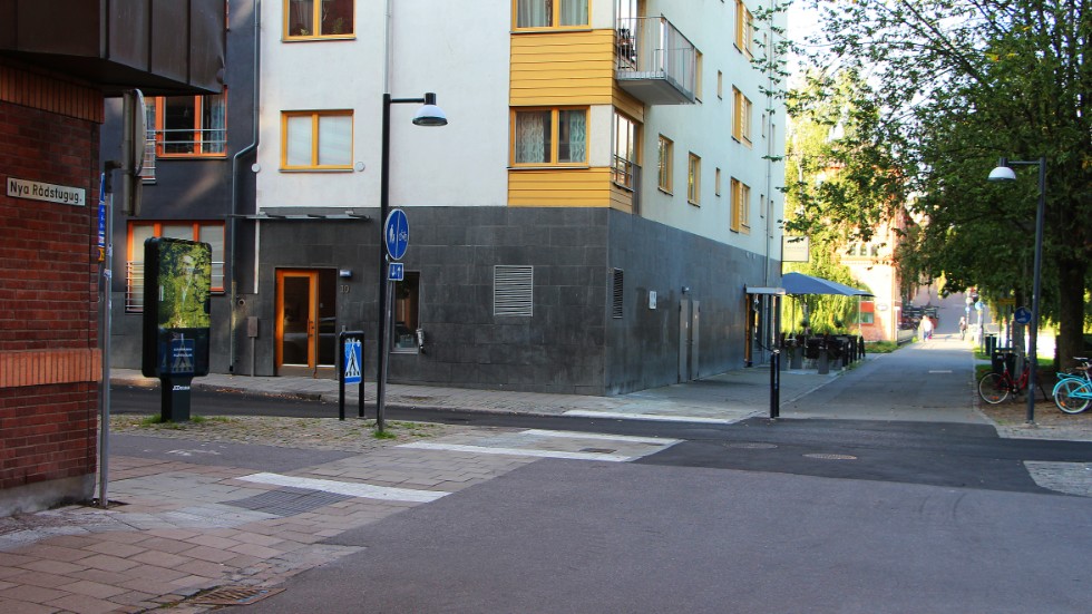 2019. Bostadshus med en restaurang i gatuplanet dominerar hörnet, där det gamla badhuset låg, i dag. Fortsätter man rakt fram, över Gamla Rådstugugatan, kommer man till Spången.