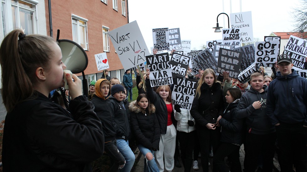 Tisdagen 17/12 demonstrerade ungdomar, vuxna och seniorer utanför kommunhuset i Söderköping för fritidsgården Focus.