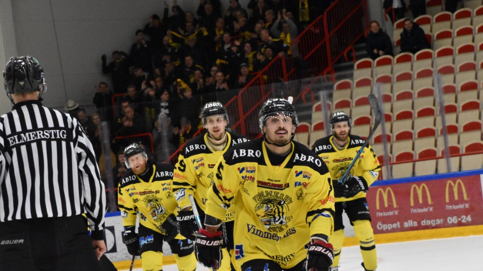 Ljungby Arena toppar vår lista över hockeyarenor i serien. Här har Vimmerby vunnit playoff 2 mot Troja förra säsongen. I förgrunden ser ni Kevin Karlsson, som numera spelar i just Troja. 