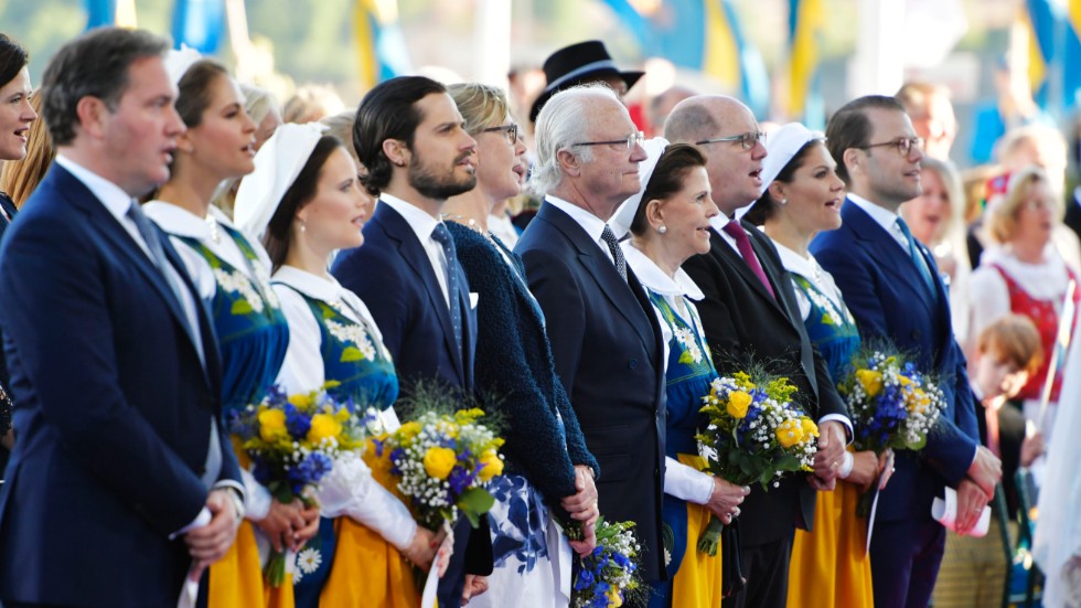 Kungafamiljen under nationaldagsfirande.
Från vänster, Herr Chris O'Neill, prinsessan Madeleine, prinsessan Sofia, prins Carl Philip, Kung Carl Gustaf, drottning Silvia, kronprinsessan Victoria och prins Daniel. 