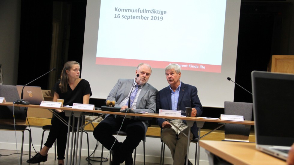 I samband med måndagens kommunfullmäktige gjorde Kindapolitikern Göran Lindgren (M) comeback i sin roll som andre vice ordförande. Här i diskussion med ordförande Anders Ljung (C).