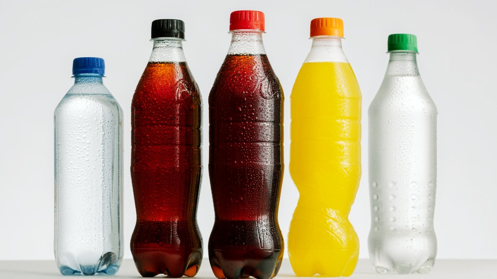 Coca-Cola Sverige ska under 2020 gå över till att bara producera PET-flaskor av 100 procent återvunnen plast. Först i världen med denna klimatsmarta satsning.