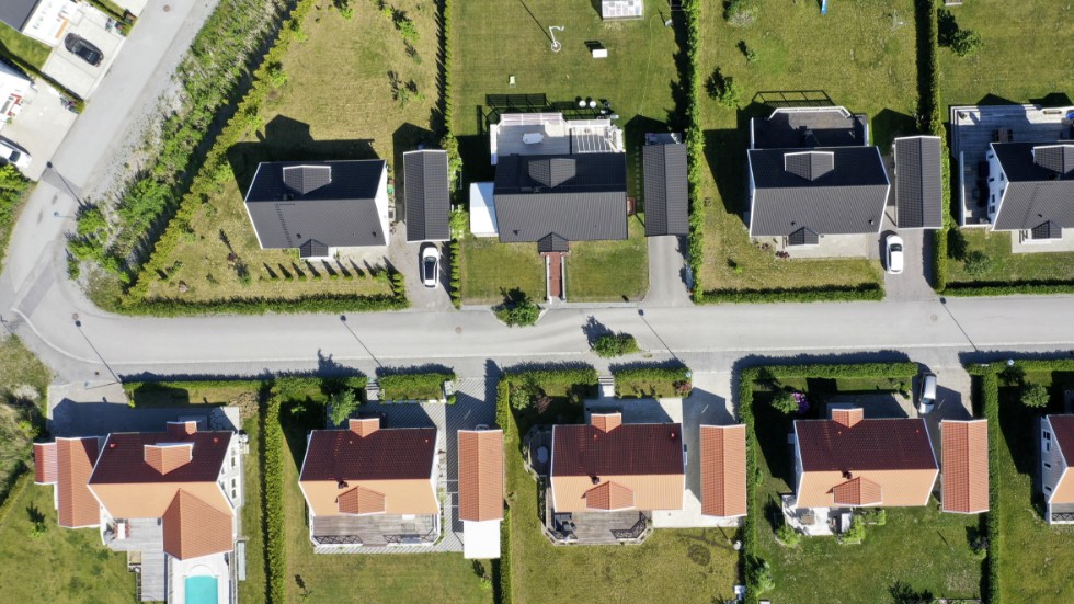 75 procent av svenskarna vill bo i hus samtidigt som andelen småhus i bostadsbyggandet halverats sedan 1990-talet, skriver David Johnsson och Gustaf Edgren, Trä- och möbelföretagen.