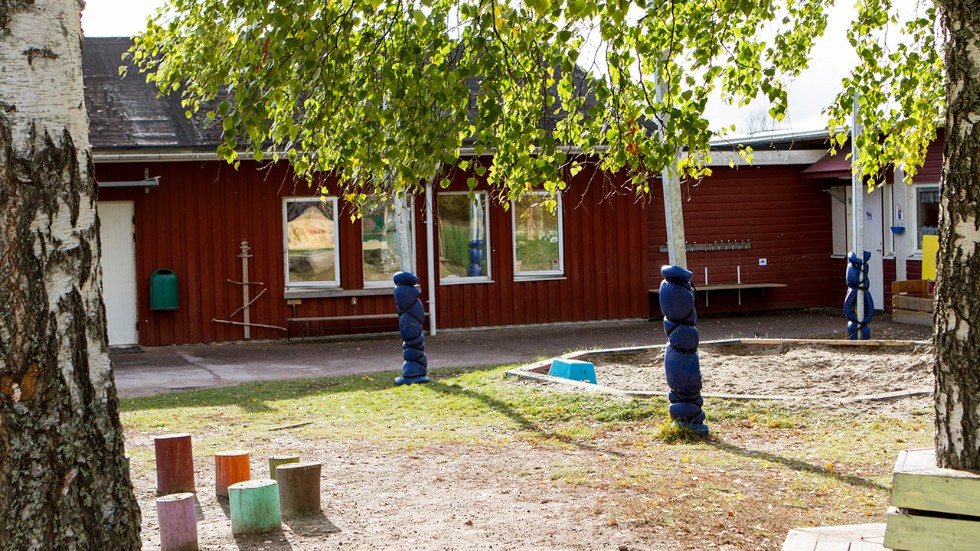 I fastigheten Tegelbacken på Harbo förskola har både förskola och fritids verksamhet. Nu måste delar av huset saneras.