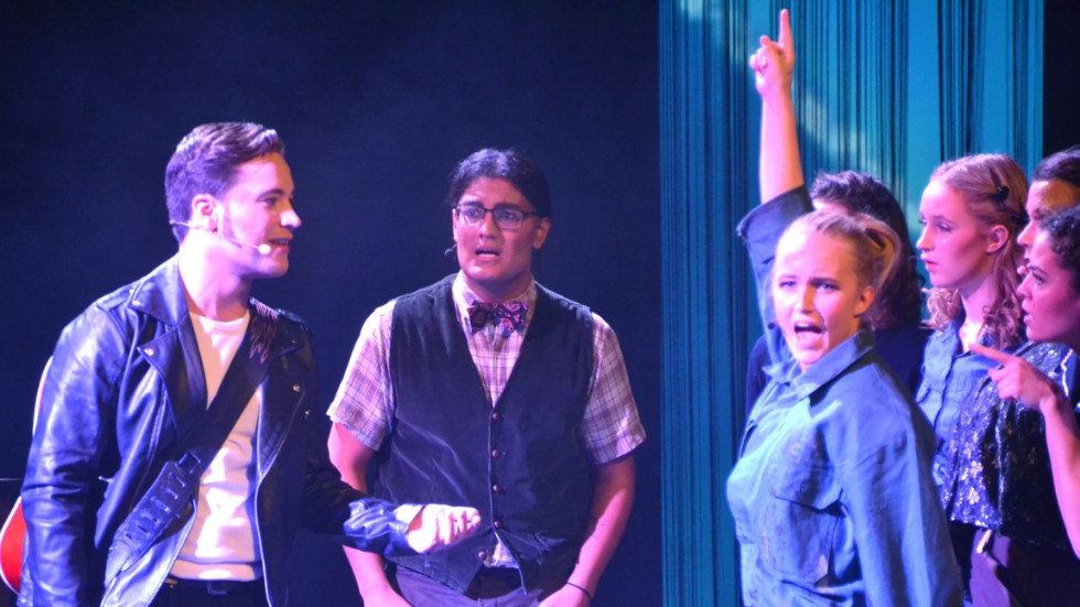 Alex Eklund, Miguel Angel Tapias och Emilia Öhlin spelar de tre huvudrollerna i Elvismusikalen "All Shook Up" som hade premiär på Eskilstuna teater i lördags.

