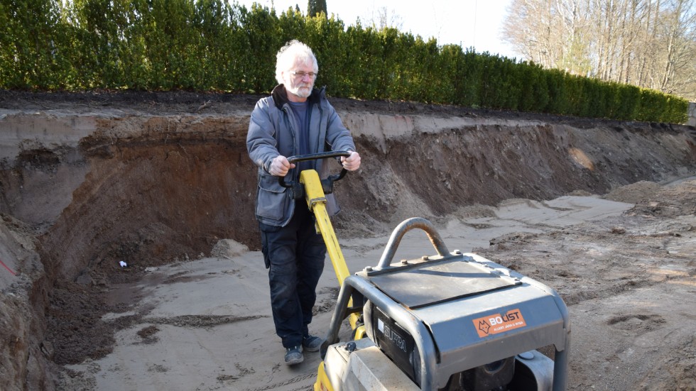 Just nu gör han sitt sista projekt när Kisa kyrkogårds nya askgravplats anläggs.
