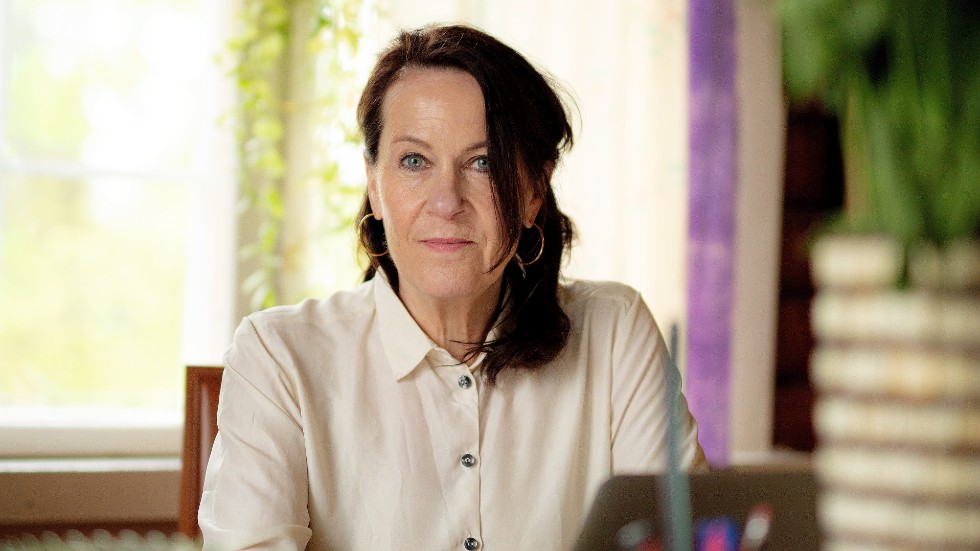 Vigdis Hjorth (född 1959) är en norsk författare med 30 utgivna böcker bakom sig. Hon fick häromåret sitt stora genombrott med boken "Arv och miljö".