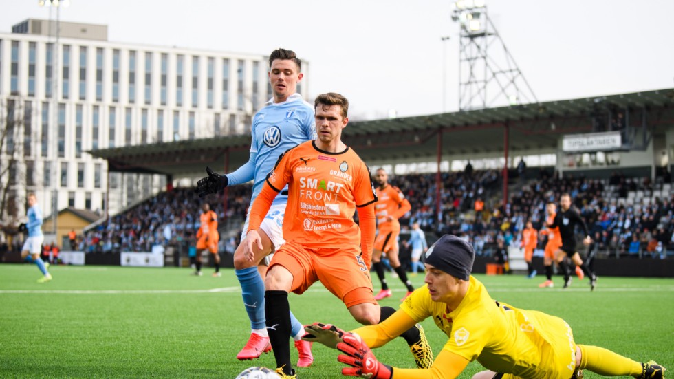 AFC:s Jesper Manns och målvakten Wille Jakobsson hade fullt sjå att hålla borta Malmöanfallarna under Svenska cupens sista gruppspelsmatch.
