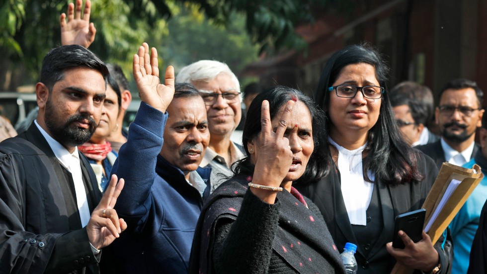 Familjen till den kvinna som 2012 våldtogs och mördades firar att Indiens högsta domstol i januari nekade gärningsmännen resning i fallet.