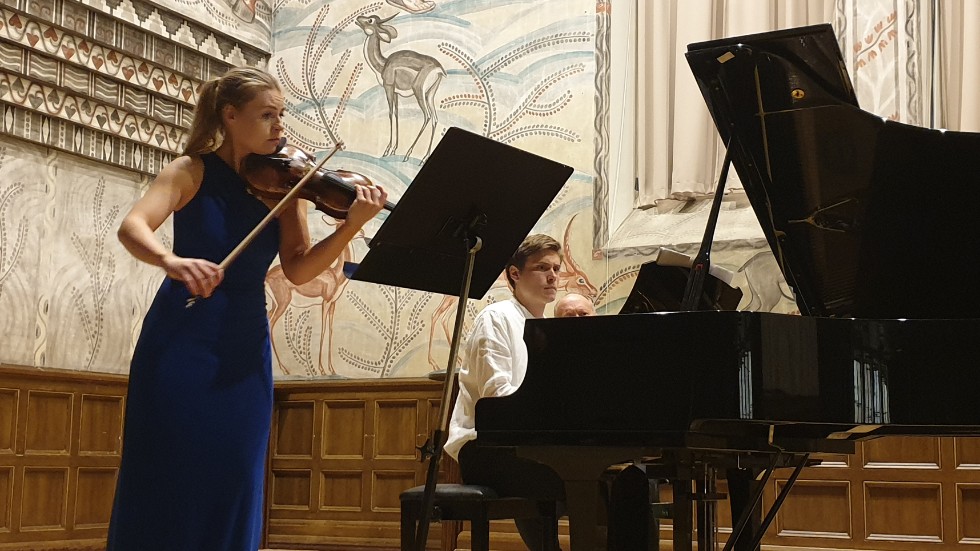 Tätt samspel mellan violinisten Daina Mateikaite och pianisten Joakim Martinsen på Katedralskolans scen. 