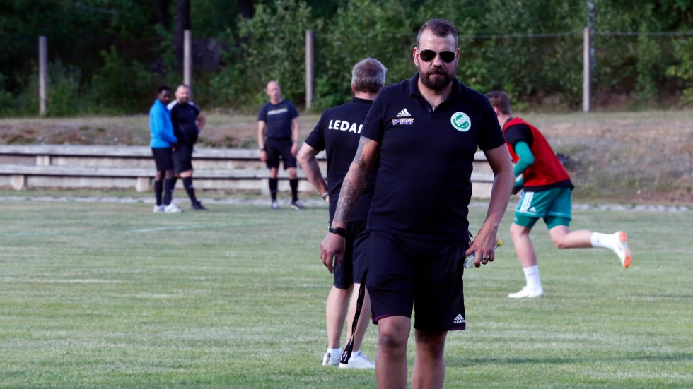 Tobias Ring tar från och med nästa säsong över som huvudtränare för Västerviks Damfotboll.