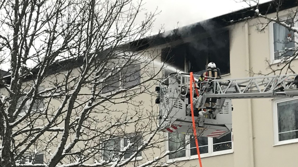 Räddningstjänsten fick bekämpa branden från flera håll, eftersom lägenheten är en så kallad genomgångslägenhet.