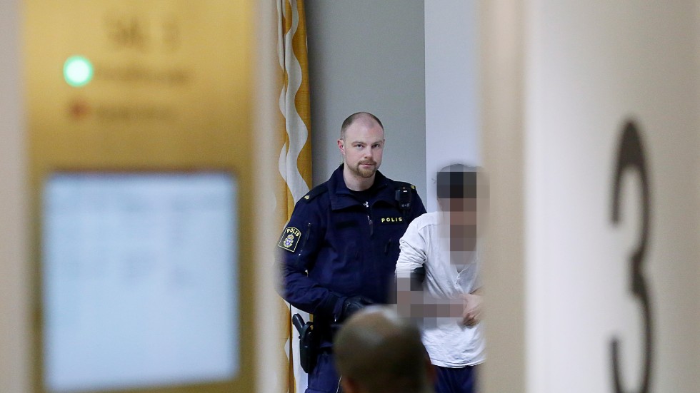 Den man som kommit att kallas "krämmannen" som misstänks ha sprutat kräm eller något annat kletigt på kvinnor har åtalats för sexuellt ofredande. Bilden är från en häktningsförhandling i Eskilstuna tingsrätt.