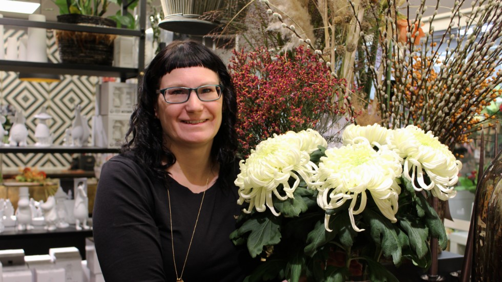 Jenny Andersson, florist, är en av 275 hantverkare inom 38 yrken som får ta emot ett mästarbrev för sin yrkesskicklighet. 