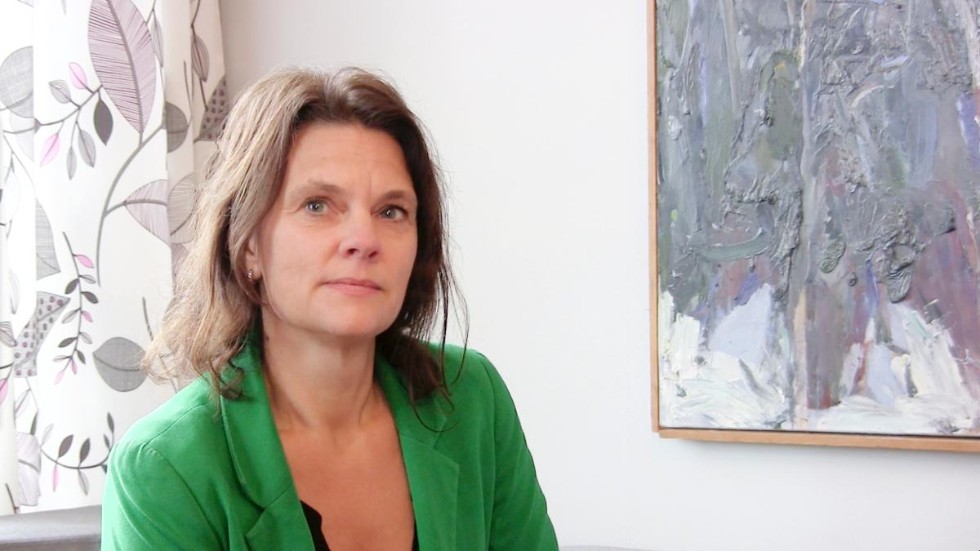 Anna-Lena Ramstedt, förvaltningschef för vård- och omsorgsförvaltningen förklarar att i den nya organisationen ska fem chefer bli tre.