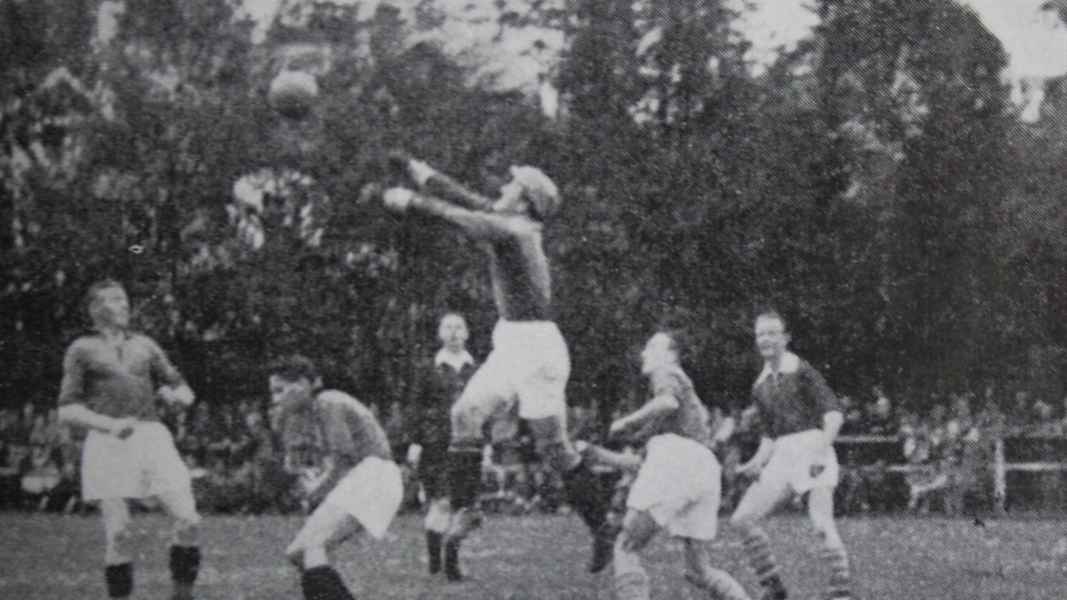 FAIK:s målvakt Olle Thorén boxar bort en boll framför anfallare från Brage i en kvalmatch anno 1943.
