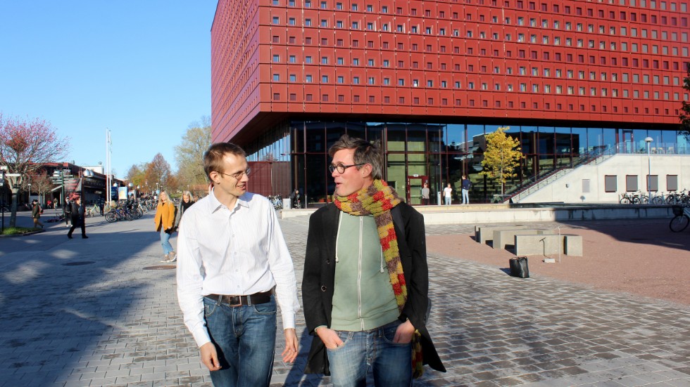 Ola Leifler och Ola Uhrqvist på Linköpings universitet ser fram emot att flera anmäler sig till det stora spelet "Megagame om klimatförändringar i Östergötland".