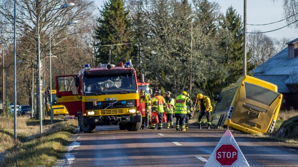 Vägen stängdes av i båda riktningarna efter olyckan.