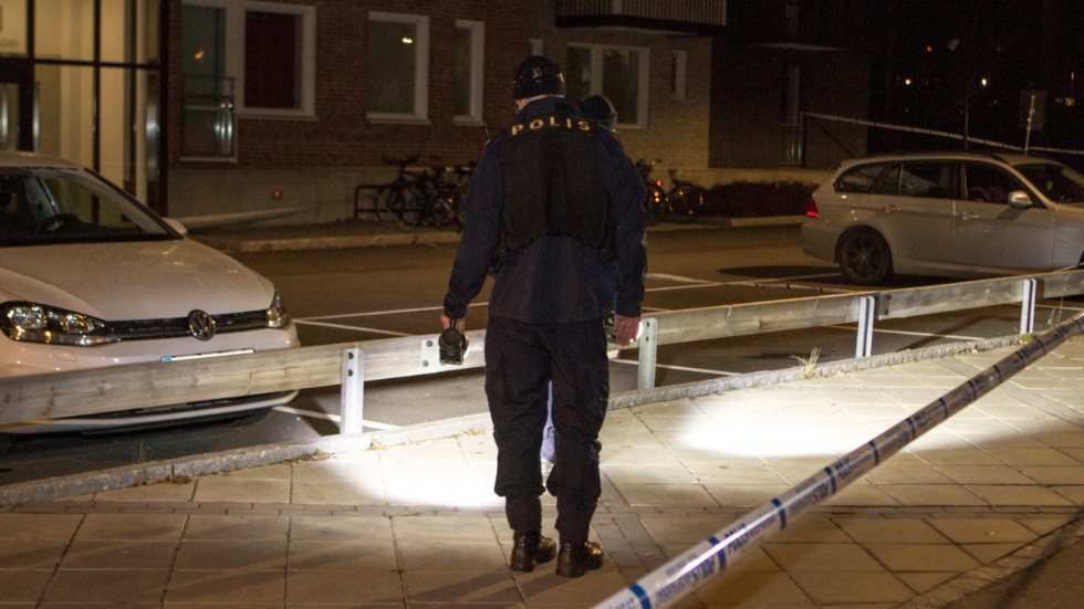 Polis spärrade av och genomförde en teknisk undersökning efter skjutningen i Stenhagen.