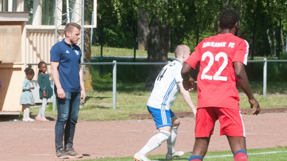 Hampus Dahlström tog nykomlingen IFK Nyköping till en slutlig femteplats i division 4. Nu är det klart att tränaren stannar i klubben även kommande säsong.
