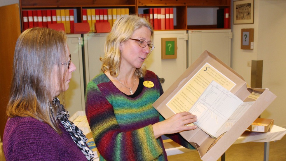 Pernilla Matsson och Micaéla Rauséus på stadsarkivet visade upp några av de historiska dokument som folk kunde ta en titt på under Arkivens dag.