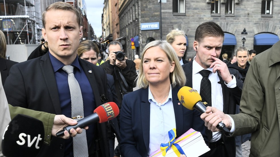 Finansminister Magdalena Andersson uppvaktas av journalister under budgetpromenaden. Möjligen får hon redogöra för vad hon tänker om innehållet i budgeten.