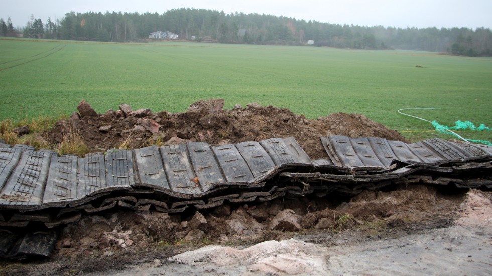 Tre kilo dynamik placerar i marken för att spränga bort en mindre bergknalle vid Järstad på Vikbolandet.