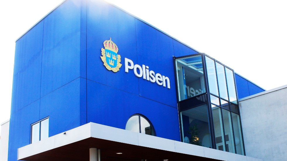 En man och en kvinna i 20- respektive 30-årsåldern från Vimmerby satt ännu på måndagsförmiddagen kvar anhållna i polishuset i Västervik.