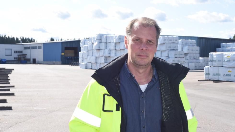 Patrik Larsson är platschef på Bergs Timbers anläggning i Vimmerby. I byggnaden i bakgrunden ska den nya kameratekniken för sortering av trävaror installeras sommaren 2020. 