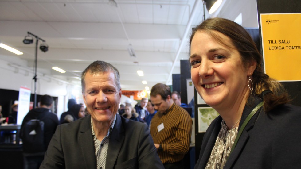 Stefan Nilsson, biträdande kommundirektör och Jenny Grönesjö Norén, verksamhetschef samhällsplanering är på plats på ÅÄÖ. 

