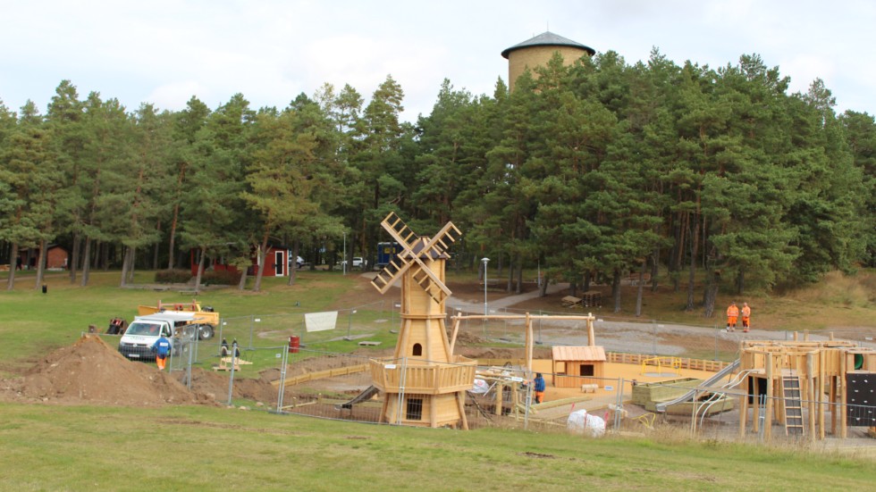 Just nu byggs den nya lekplatsen med sin mini-väderkvarn intill den konstgjorda badsjön i Skänninge.